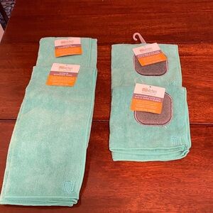 MuKitchen 2 Microfiber Towels 2 Microfiber Cloth with Built-in Scrubber NWT